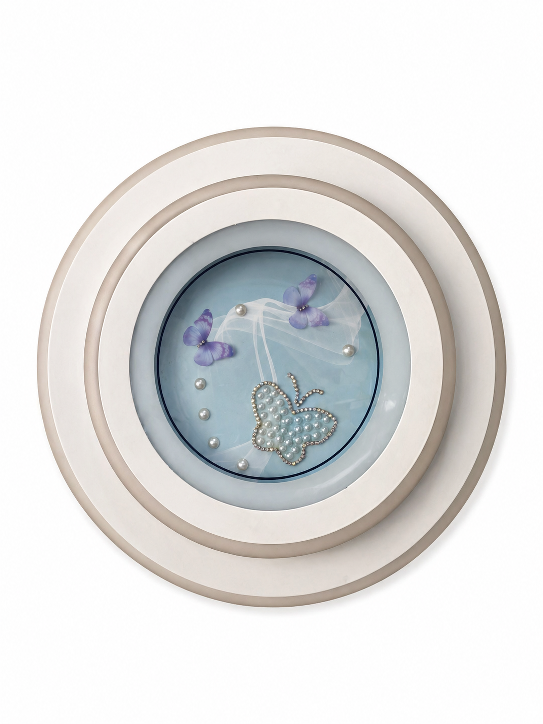 Médaillon décoratif avec papillons et perles