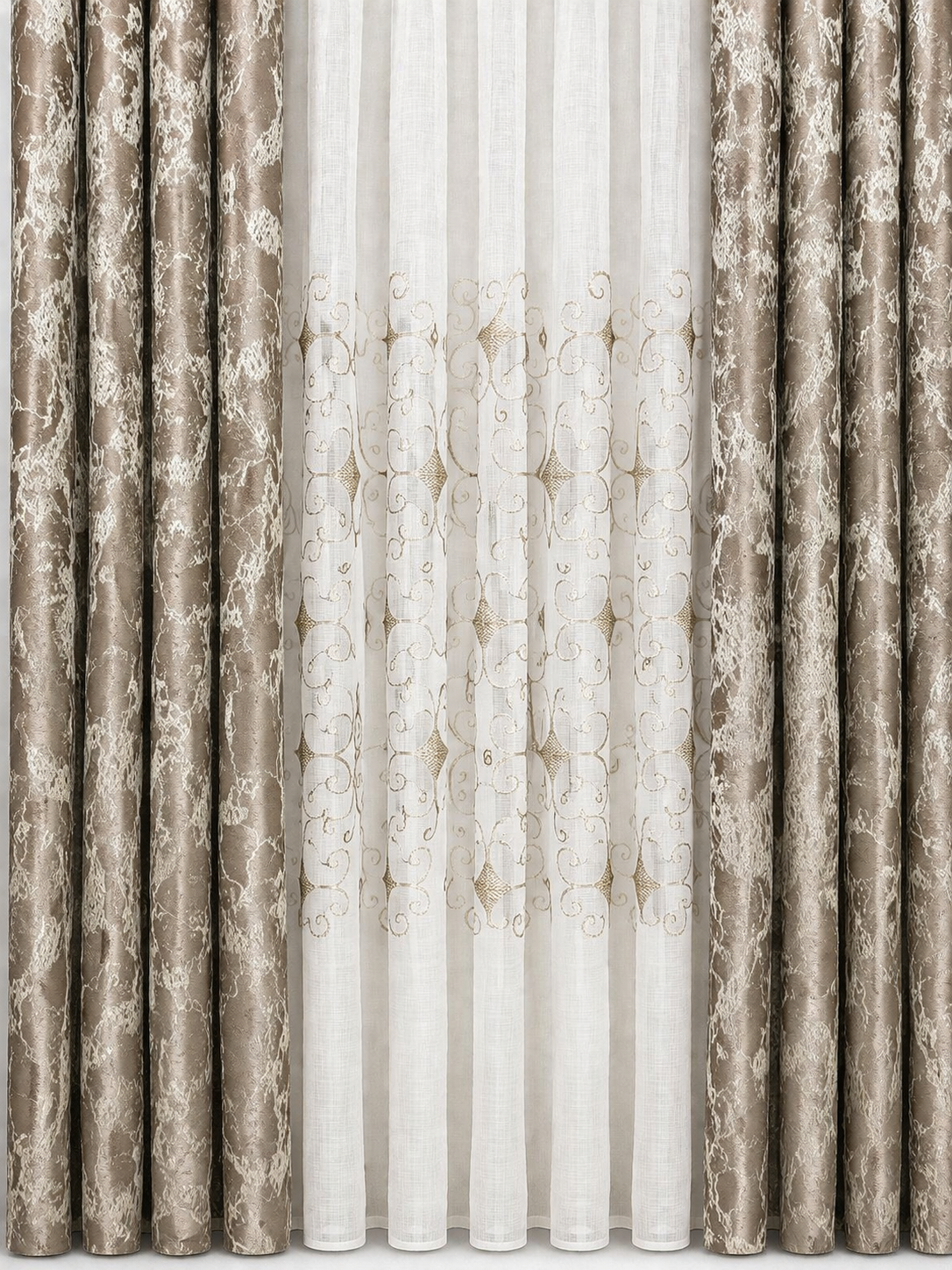 Rideau drapé avec motifs floraux et métallisés