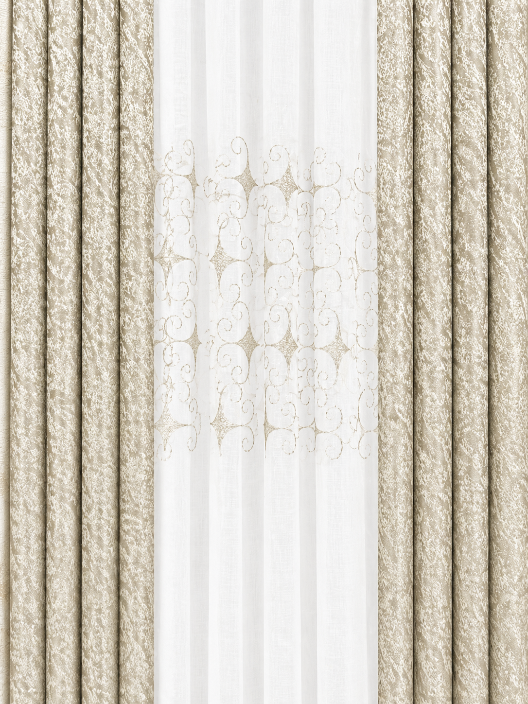 Voilage délicat et rideaux métalliques élégants