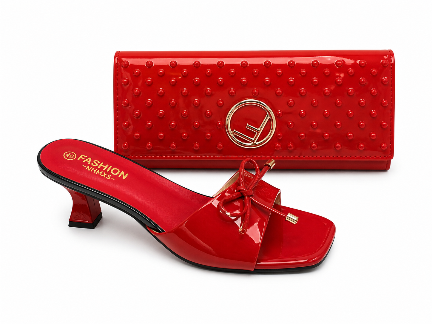 Chaussure et clutch rouges élégants