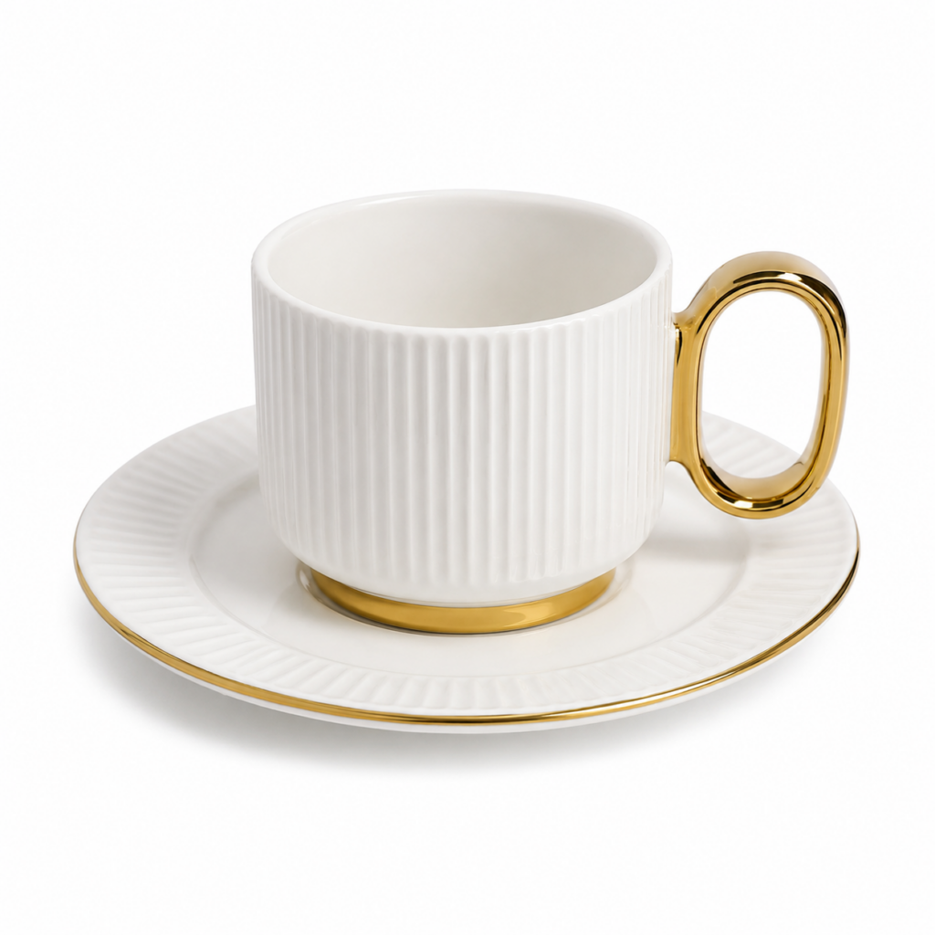 Tasse en porcelaine avec accents dorés