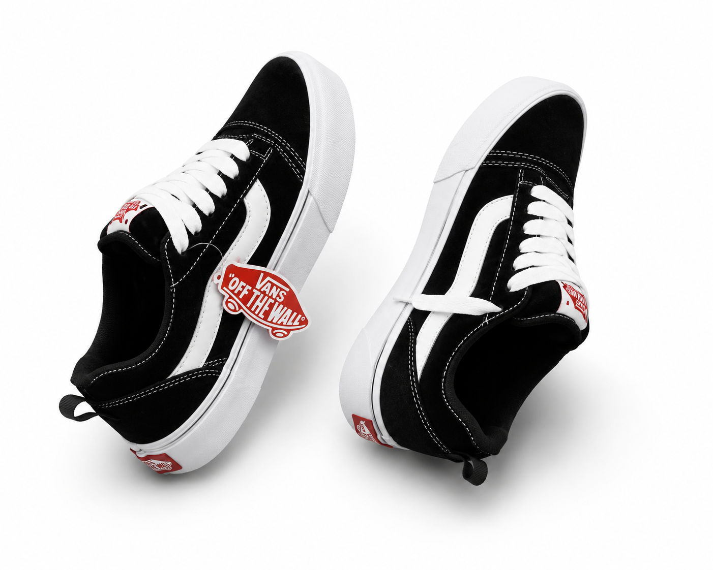 Baskets Vans noires et blanches en studio