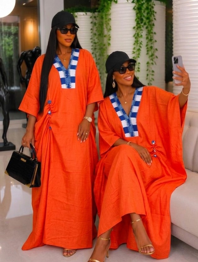 Caftan orange à broderies bleues